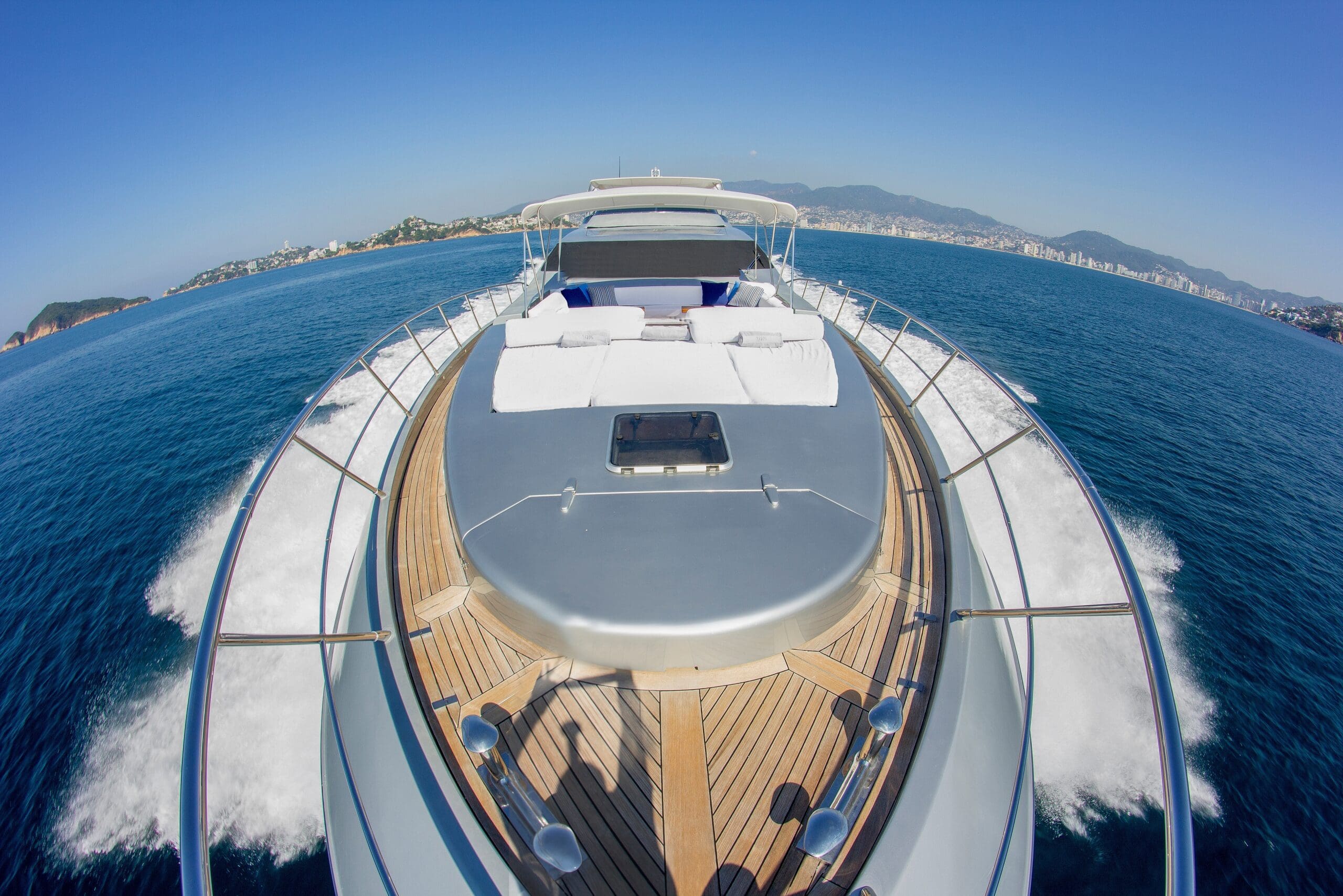 luxury-boat-2022-11-02-16-33-36-utc-scal